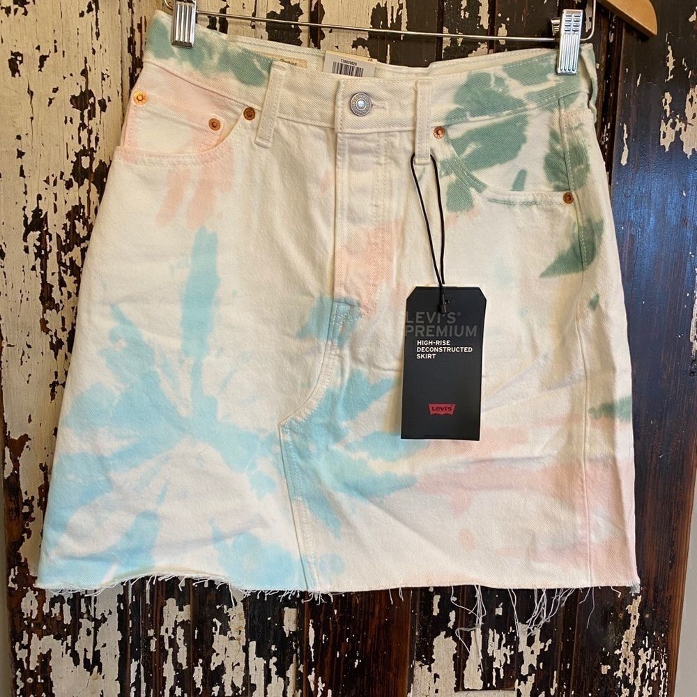 NWT Levi’s High Rise Deconstructed b/fly skirt.